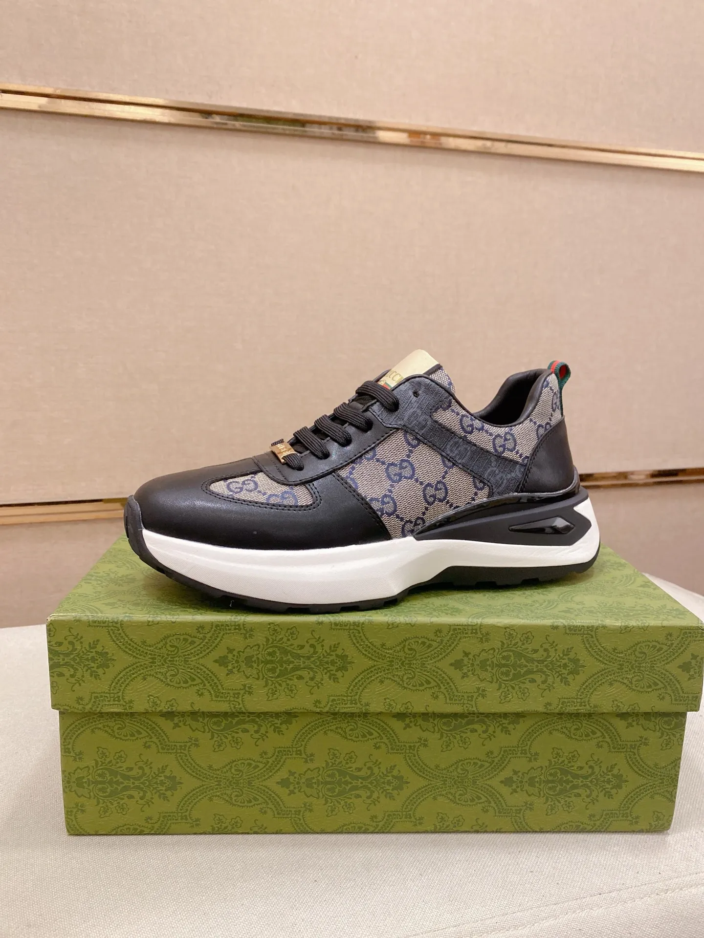 Factory price 442 men's shoes 💰New GUCCI (Gucci) counters are on the market at the same time, new men's shoes, 😘fabrics are selected imported cowhide, lining: sheepskin lining. 👍🏿 High-end ☄️ air-cushion molded anti-slip rubber outsole, exquisite lines, simple and elegant, comfortable and high-end for leisure travel. Code number: 38 to 44 (45 can be customized and cannot be returned or exchanged)